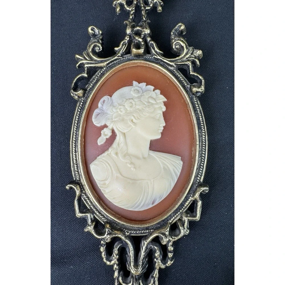 Vintage Lot Of 2 Arabesque Venezia Cameo Wall Hangings 9